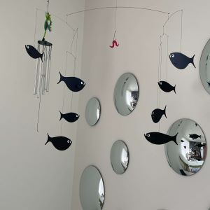 Photo d'un décoration pour bébé constituée de poissons tournants